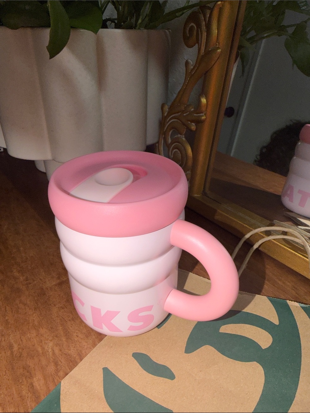 Starbucks pink travel mug - Picture 5 of 5
